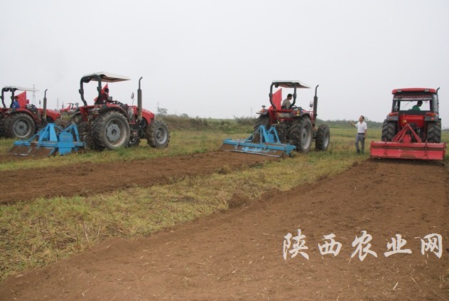 农机深松整地作业现场