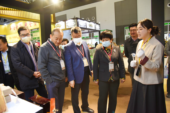 参观泾阳茯茶展位.JPG